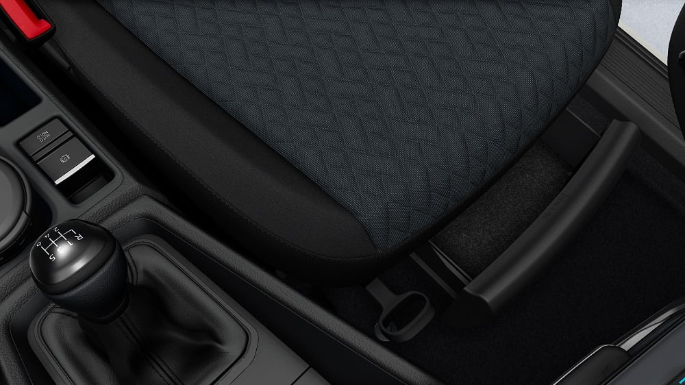 Schublade unter dem linken Vordersitz