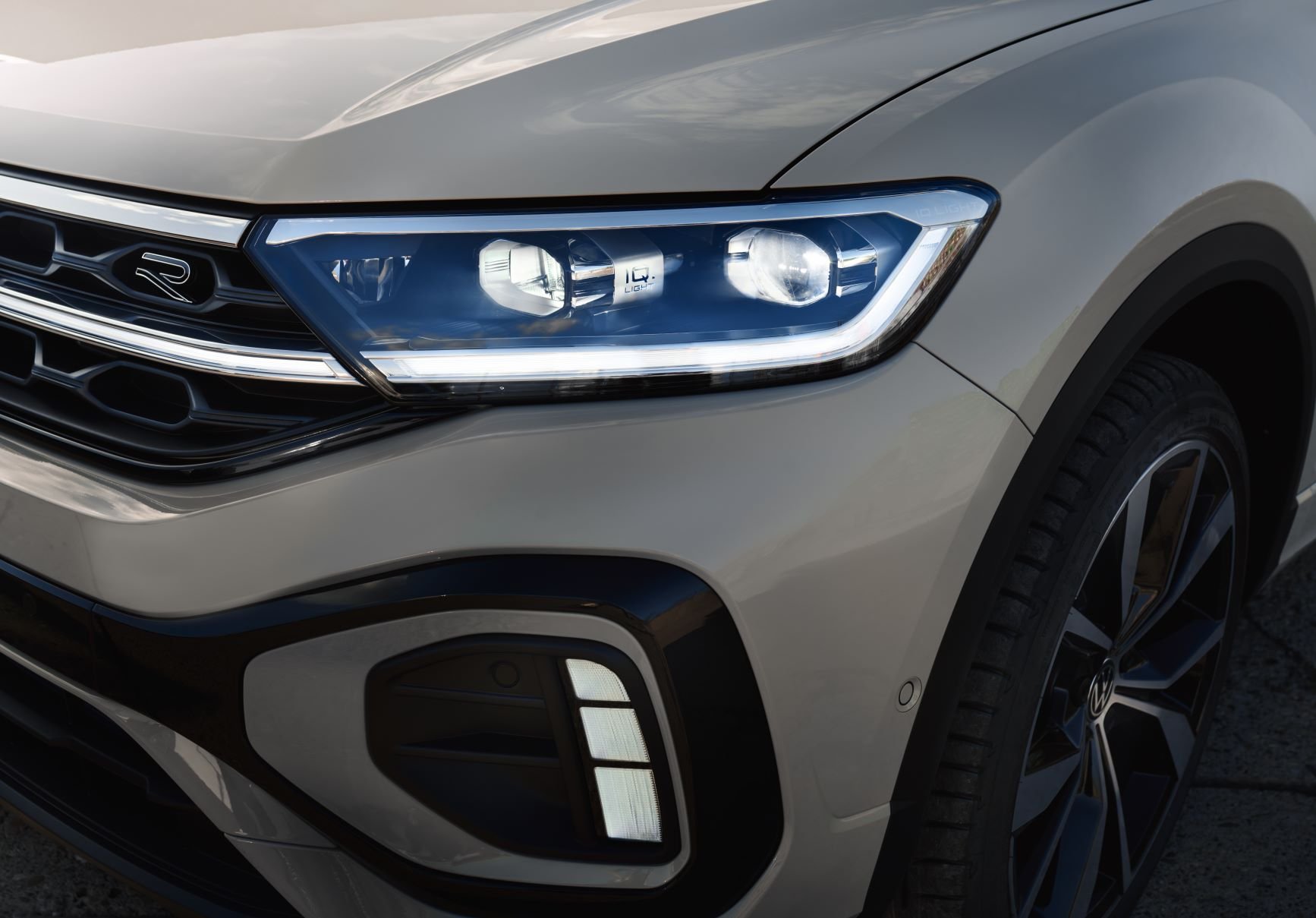 iQ.LIGHT - LED-Matrix-Scheinwerfer