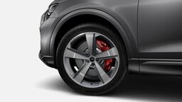 Červeně lakované brzdové třmeny