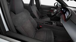 Kontrastní interiérové prošití červenou