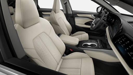 Interiér se sportovními sedadly v