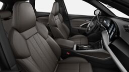 Interiér se sportovními sedadly v