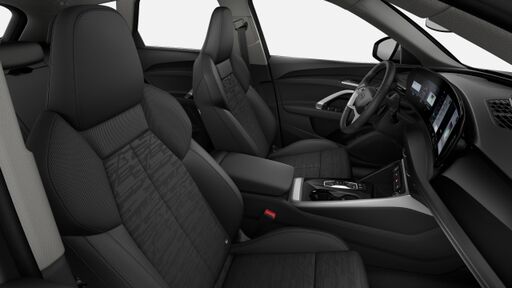 Interiér se sportovními sedadly v černé