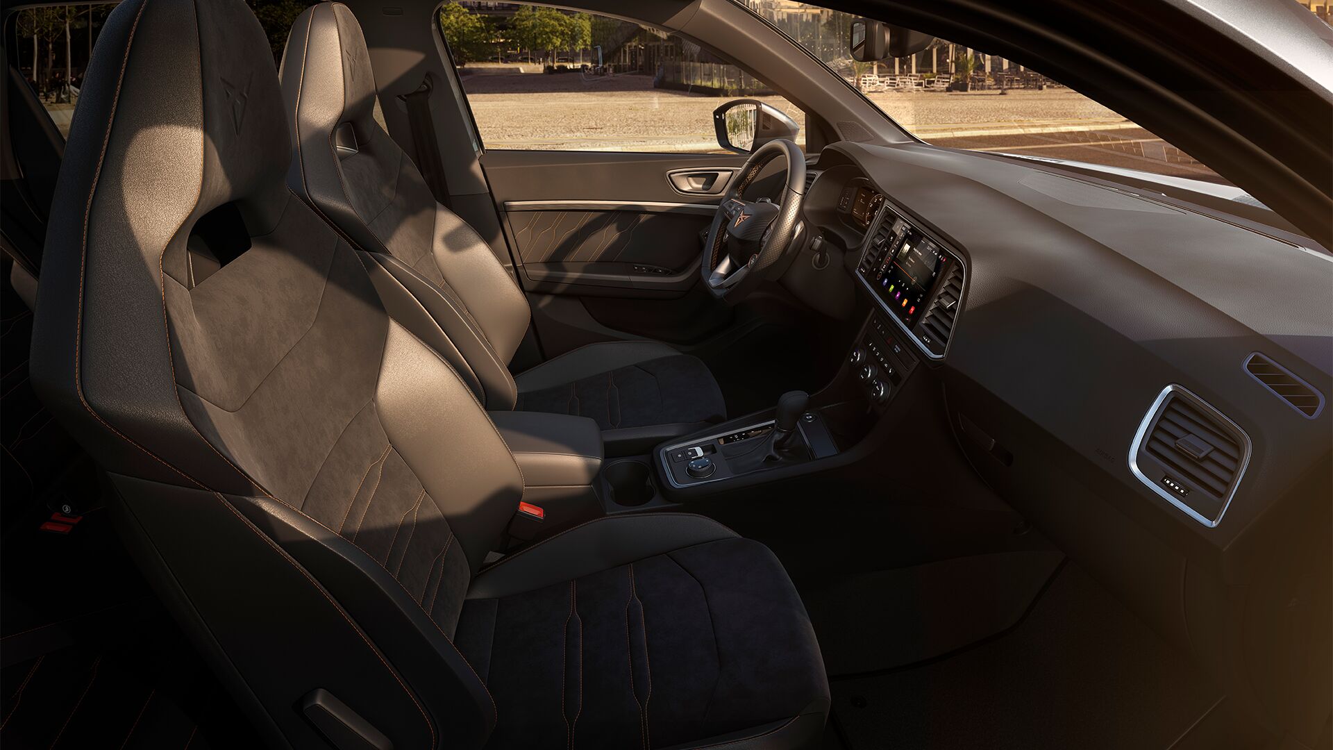 Černé čalounění stropu