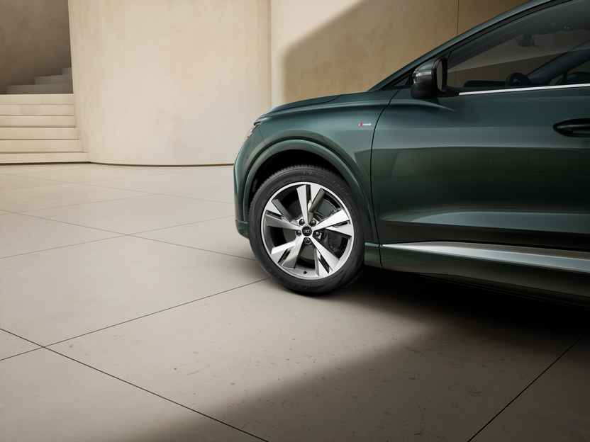 Q4 SUV e-tron képe