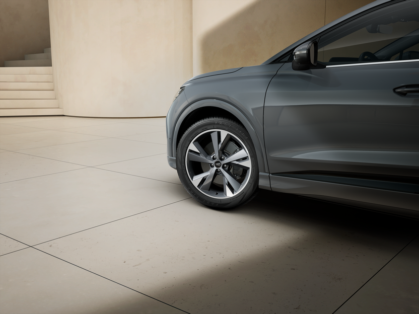 Q4 SUV e-tron képe