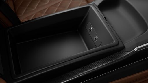 USB-C-csatlakozó (2db) a hátsó ülésekhez