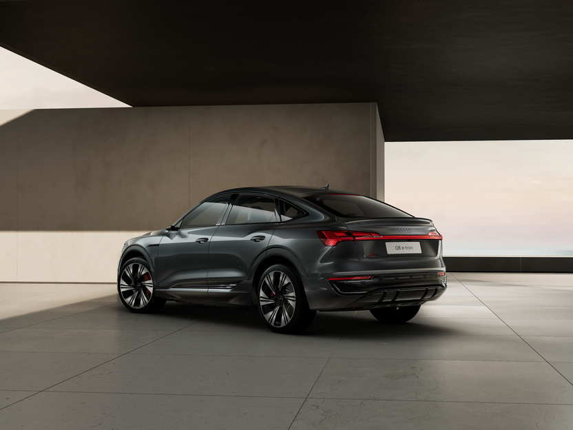 Image of a Q8 Sportback e-tron S line
