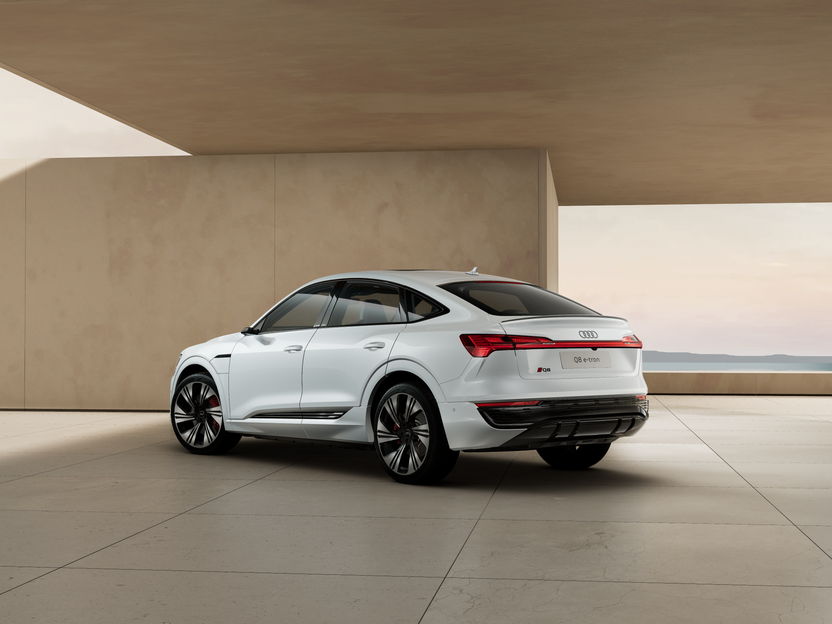 Image of a Q8 Sportback e-tron S line