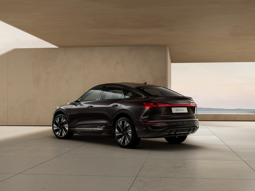 Image of a Q8 Sportback e-tron S line