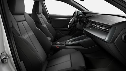 Interior negru; scaune sport