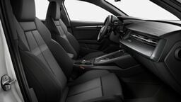 Interior negru; scaune sport