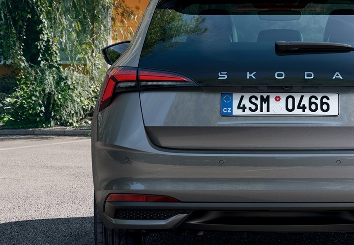 Brez oznake modela na prtljažnih vratih