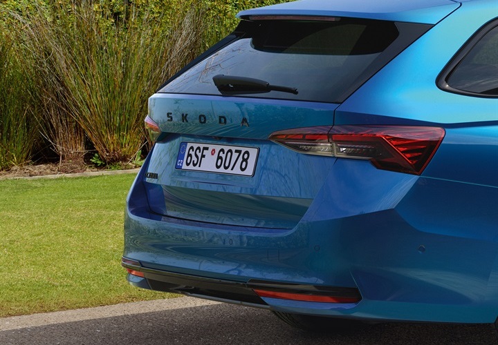 brez oznake "HYBRID" na prtljažniku